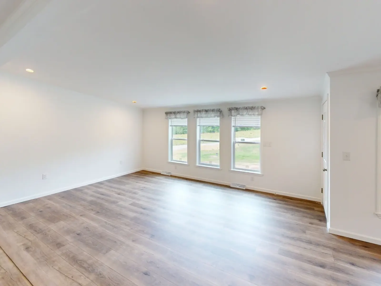 NETR G-3655 — Living room